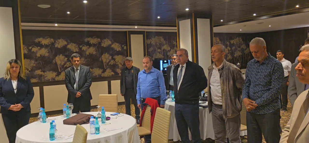 رثاء فقيد المجمع الصناعي لإسمنت الجزائر السيد إسحاق بوسحاقي محمد الرئيس المدير العام لشركة الصيانة الصناعية و الأفران من طرف السيد مادي إلياس الرئيس المدير العام  لشركة سيتيم و هذا في إفتاتحية تكوين الإدارة العليا المقامة يومي 11 و 12 ماي 2025


يَا عَيْنُ جُودِي، فَقَدْ أَوْدَى بِنَا الْقَدَرُ
وَجَفَّ نَبْضُ الْمَدَى، وَاغْتَالَنَا السَّهَرُ


إِسْحَاقُ يَا مَنْ سَقَى الْأَرْوَاحَ مَكْرُمَةً

وَغَابَ، لَكِنَّ فِينَا طِيبُهُ أَثَرُ

كَمْ مِنْ يَتِيمٍ دَعَا للهِ فِي دُجًى
أَنْ يُلْبِسَكَ مِنَ الرِّضْوَانِ مَا نَشَرُوا


يَا مَنْ حَمَلْتَ هُمُومَ النَّاسِ مُتَّقِدًا
وَبِالسَّكِينَةِ وَالْإِيمَانِ تَزْدَهِرُ



نَمْ فِي الْجِنَانِ قَرِيرَ الْعَيْنِ مُبْتَسِمًا
فَالْعِطْرُ لَا يُطْفِئُهُ الدَّهْرُ إِنْ عَبَرُوا


ذِكْرَاكَ فِينَا كِتَابٌ لَا يُمَزِّقُهُ
زَمَانُ بُعْدٍ، وَلَا نُكْرَانُ مَنْ هَجَرُوا


بَكَاكَ القَلْبُ، وَالدَّمْعُ انْهَمَرْ
وَفِي فُؤَادِي أَلَمٌ قَدِ انْتَشَرْ


فَقَدْنَاكَ، وَالدُّنْيَا أَظْلَمَتْ
وَالرُّوحُ مَا عَادَتْ تَحْتَمِلُ الْقَدَرْ


كُنْتَ السَّنَدَ فِي كُلِّ ضِيقٍ وَكَرْبٍ
وَبِالْخَيْرِ تَجُودُ كَمَا الْمَطَرْ


سَهِرْتَ لِتُسْعِدَ عَامِلًا مُتْعَبًا
وَخُطَاكَ مَشْعَلٌ نَحْنُ نَقْتَدِي أَبَدًا


فَلْيَشْهَدِ الْمُجَمَّعُ وَالْمِهْنَةُ وَالْوَطَنْ
أَنَّكَ فِي حُبِّهَا كُنْتَ كَمَنْ سَهِرَ وَوَفَى


---

*دُعَاءٌ لِلْمَيِّتِ:*

اللَّهُمَّ يَا وَاسِعَ الرَّحْمَةِ، يَا غَافِرَ الذَّنْبِ، يَا قَابِلَ التَّوْبِ،
اغْفِرْ لِعَبْدِكَ *إِسْحَاقَ بُوسَحَاقِي مُحَمَّد*، وَارْحَمْهُ رَحْمَةً وَاسِعَةً، تَتَّسِعُ لَهَا السَّمَاوَاتُ وَالْأَرْضُ.

اللَّهُمَّ نَوِّرْ قَبْرَهُ، وَاجْعَلْهُ رَوْضَةً مِنْ رِيَاضِ الْجَنَّةِ، وَلَا تَجْعَلْهُ حُفْرَةً مِنْ حُفَرِ النَّارِ.
اللَّهُمَّ إِنْ كَانَ مُحْسِنًا فَزِدْ فِي إِحْسَانِهِ، وَإِنْ كَانَ مُسِيئًا فَتَجَاوَزْ عَنْ سَيِّئَاتِهِ.

اللَّهُمَّ اجْعَلْ مَا قَدَّمَهُ مِنْ خَيْرٍ فِي مِيزَانِ حَسَنَاتِهِ، وَاجْعَلْ لَهُ مِنْ دُعَاءِ الْمُحِبِّينَ نُورًا فِي قَبْرِهِ، وَشَفَاعَةً لَهُ عِنْدَكَ.

اللَّهُمَّ ثَبِّتْهُ عِنْدَ السُّؤَالِ، وَاجْعَلْ مَلَائِكَةَ الرَّحْمَةِ فِي جِوَارِهِ، وَاجْعَلْ مِسْكَ الْجَنَّةِ فِرَاشَهُ، وَسُنْدُسَهَا لِبَاسَهُ.

اللَّهُمَّ لَا تَحْرِمْنَا أَجْرَهُ، وَلَا تَفْتِنَّا بَعْدَهُ، وَاغْفِرْ لَنَا وَلَهُ، يَا أَرْحَمَ الرَّاحِمِينَ